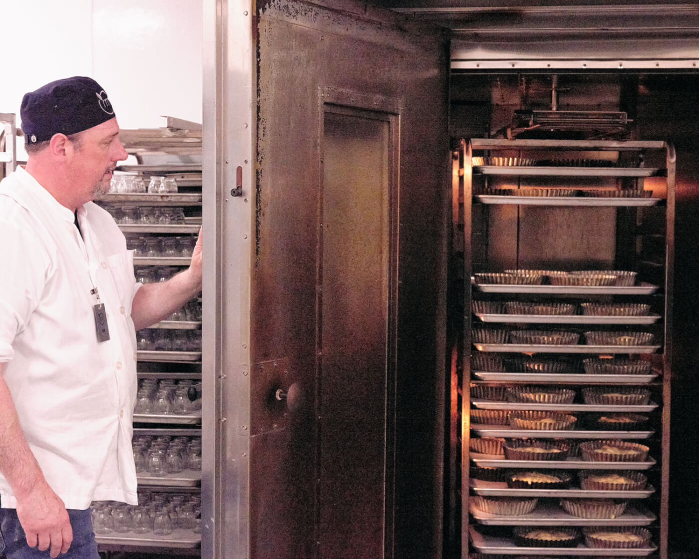 jens opening the bakery oven