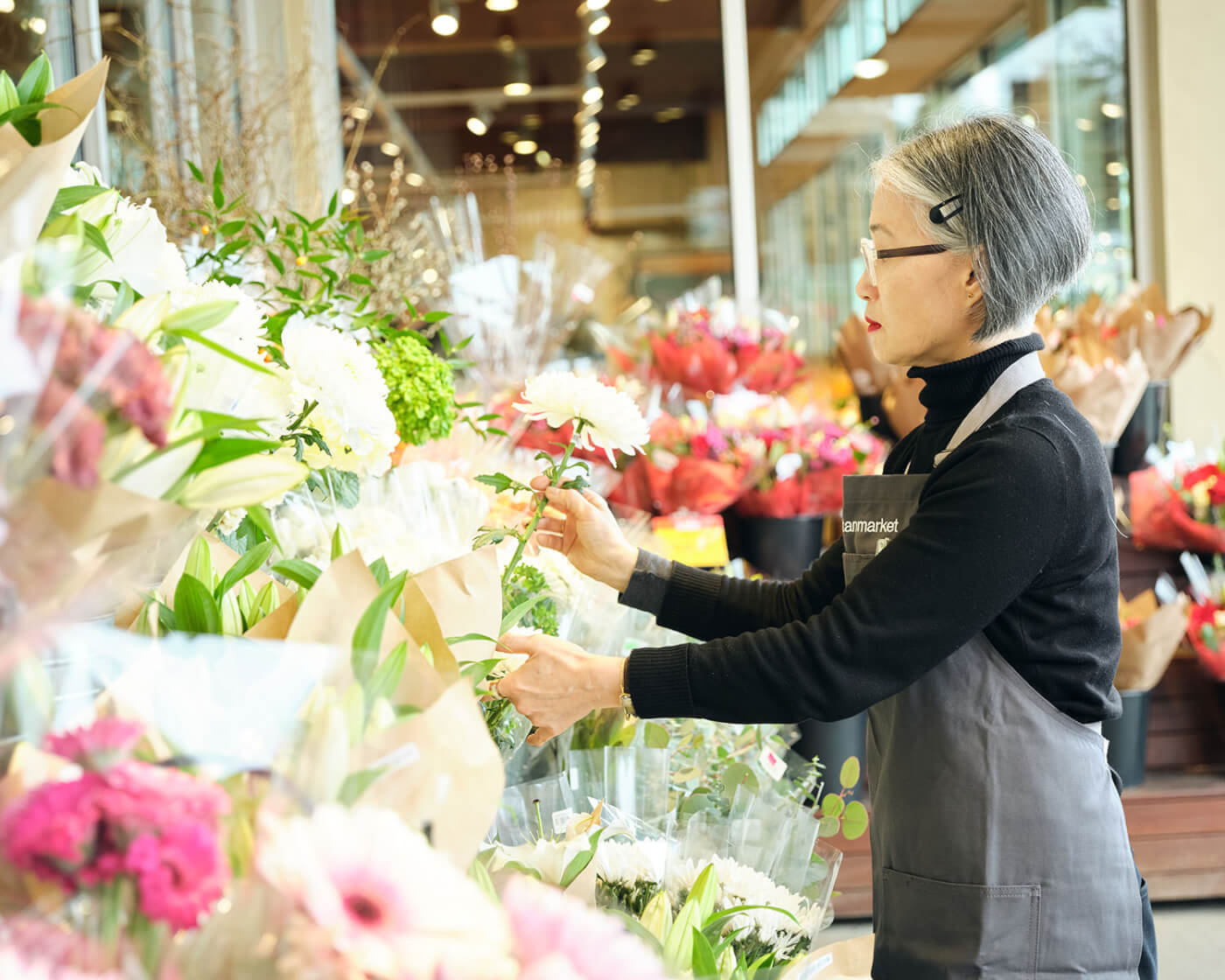 yumi han and her floral arrangements